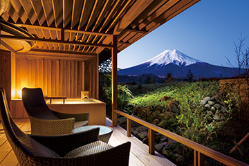 眼前に迫る富士山を独り占めするプライベートなくつろぎ空間