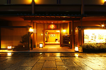 やわらかな湯に包まれながら 四季折々の景観に身を委ねる