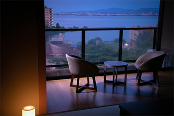 琵琶湖が見下ろせる宿で楽しむ、美肌の湯と湖国の美食
