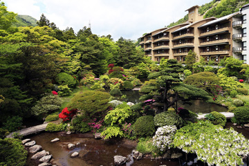 四季を彩る3000坪の日本庭園　こだわりに満ちた川沿いの宿