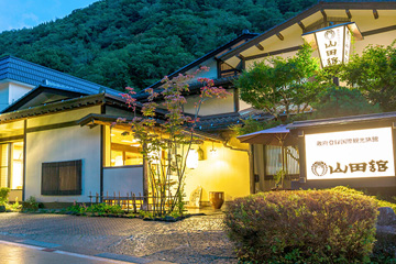 創業230年 四季折々の渓谷美を望む温泉宿
