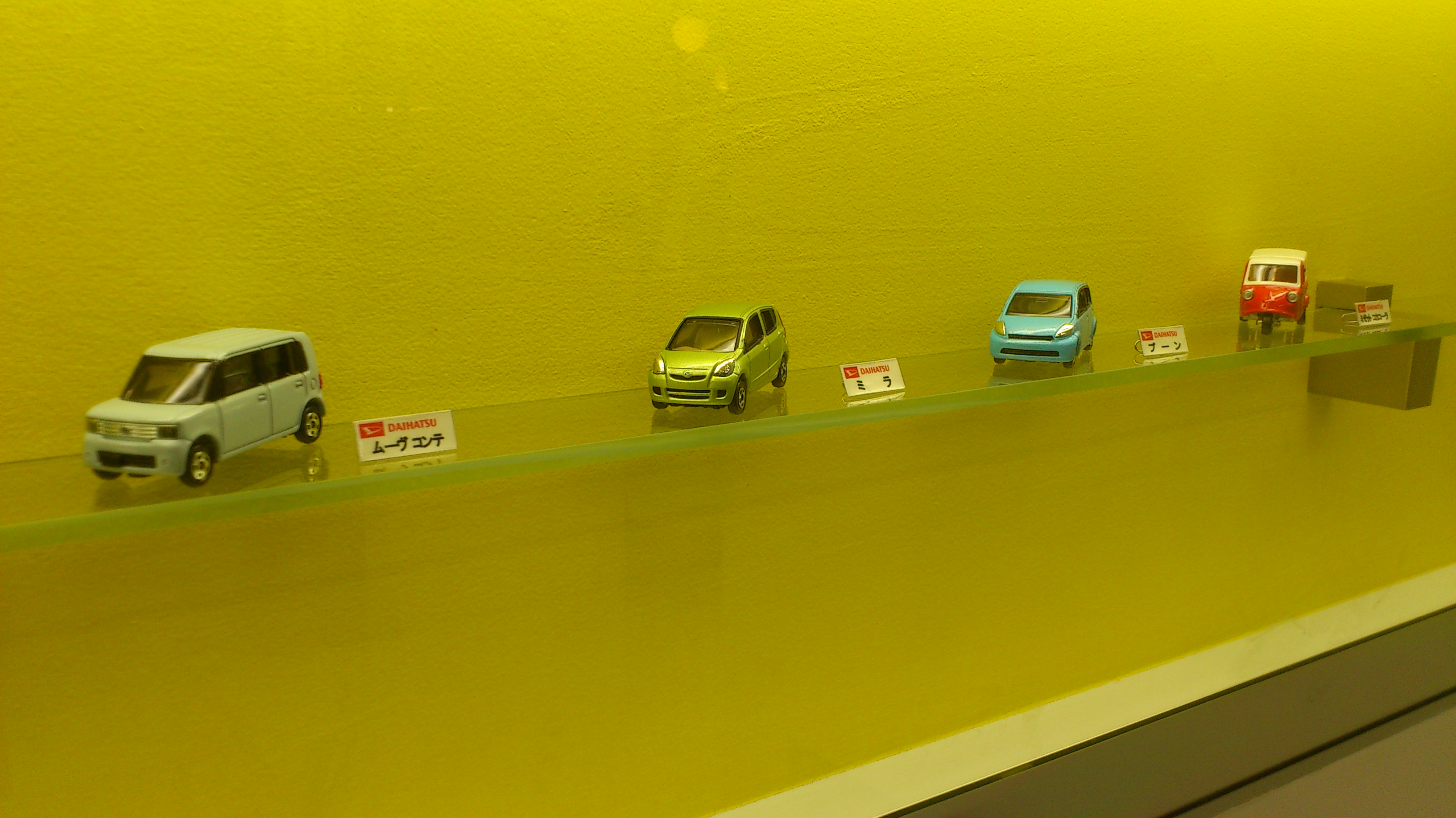 スモールサイズのダイハツ車も展示しております。