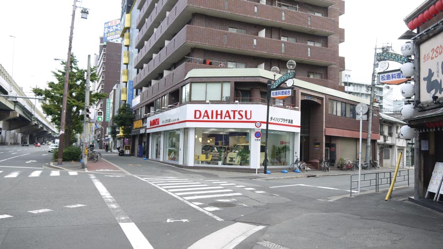 阪神高速本田出口の信号左手に当店がございます。