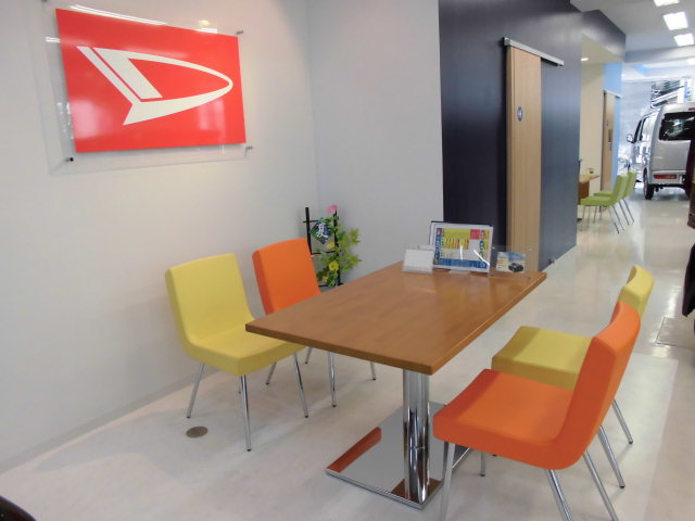 ショールーム内はリビングのような落ち着いた空間を演出しております。