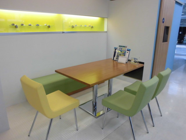 落ち着いたショールームには座り心地の良い長椅子をご用意しております。