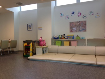 広々としたキッズコーナー、ベビーベッドもご用意してあります。