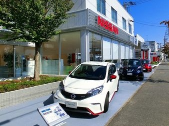 展示場も充実、最新車両をご覧いただけます。