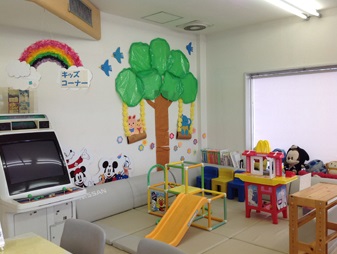 ベビーベッド、ぬり絵コーナーもございます。
