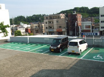 広いお客様駐車場。初心者の方でも安心してご来店になれます。
