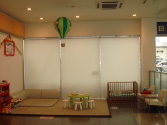 お子様に人気のキッズコーナー、ベビーベットも設置しています。