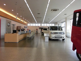 常時４～５台を展示している広々としたショールーム。