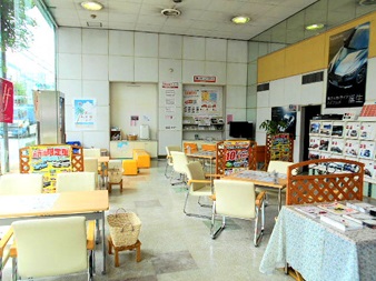 明るいショールームでごゆっくりお過ごしください。