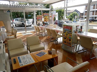 太陽の光が降りそそぐ、明るい店内です。