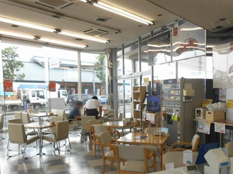 明るい日差しのショールームです。