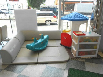 明るく清潔なキッズコーナー。