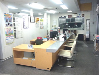 専用カウンターで、ご愛車のメンテナンスを受付いたします。