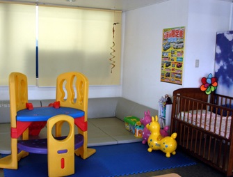 キッズコーナーにベビーベットを用意しております。