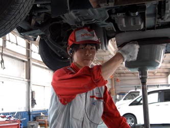 お客様の大切なお車を丁寧に整備いたします。