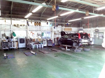 整理整頓された広い工場で、お客様の愛車整備はお任せください！