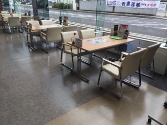 開放的なショールームでゆっくり過ごして頂けるお店です。