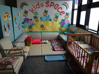 キッズコーナーにはベビーベット等ご用意しております。