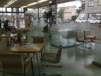 ラウンジは、広めでゆっくりくつろいでいただけます。