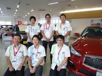 明るく誠実なスタッフ、週末は揃いのユニフォームでお迎えします
