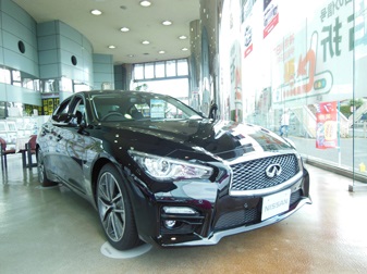 広いショールームで話題の車をゆったりとご覧・ご試乗頂けます