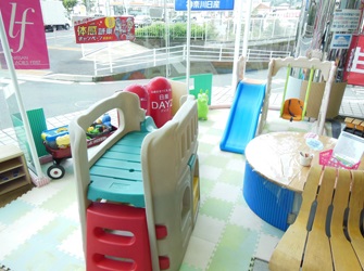 キッズコーナーは明るく広く､クリンネスを心がけております。