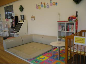 キッズコーナにはベビ－ベッドをご用意しております。