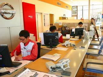 サービスフロントで各種ご用命を承ります。