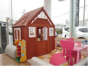 キッズコーナーで遊べます。