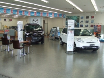 新車ショールームも併設しておりますので、中古車の商談をしながら新型車両に触れることも♪