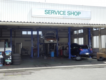 認定サービス工場もあります。車検・点検・アフターフォローまでスタッフが一丸となってお客様をサポート致します!