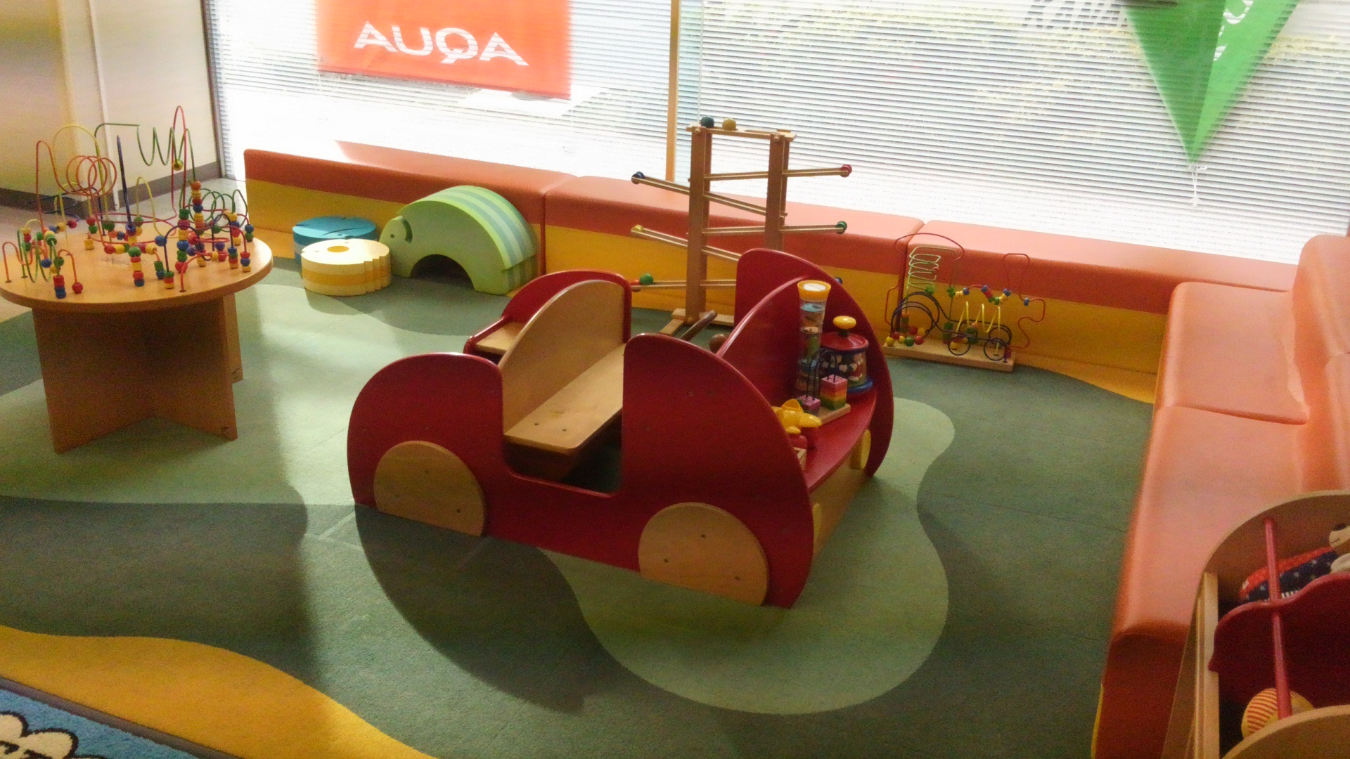 キッズコーナーはこちら！