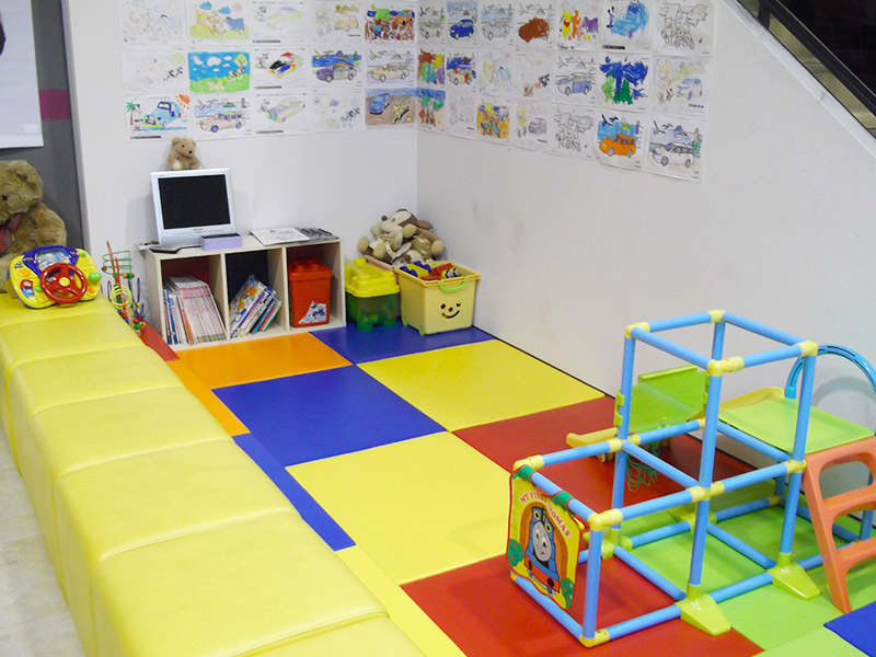 キッズコーナー。ぜひご家族皆さまでご来店ください。