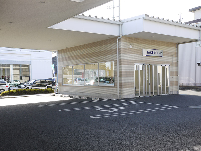 お客様駐車場。車いす専用スペースもございます!