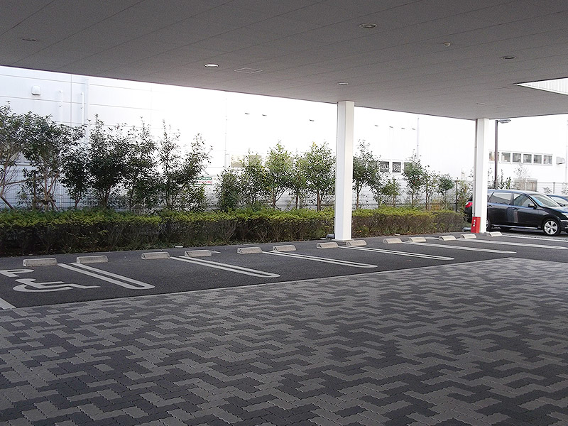 広々とした駐車場、奥様にも更に広い駐車場がございます。