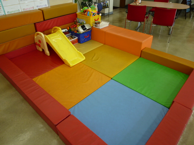 キッズコーナーも広いのでお子さんも楽しく遊べます