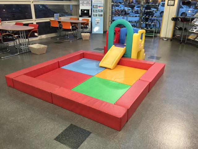 キッズコーナー★お子様にすべり台が大人気！！