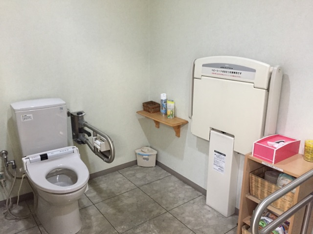 車いす用のトイレもご用意しております。