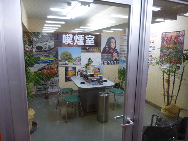 個室の喫煙室を完備。