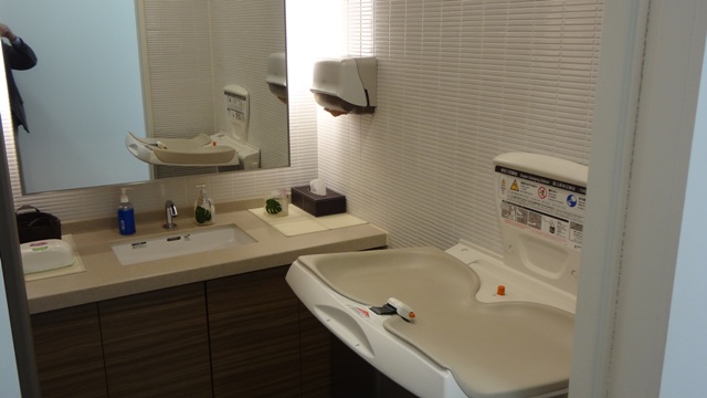 お子様のオムツ交換もゆったり出来るrest room