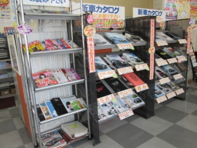 カタログはもちろん、雑誌類も数多くご用意しておりますので、待ち時間も快適にお過ごしいただけます！