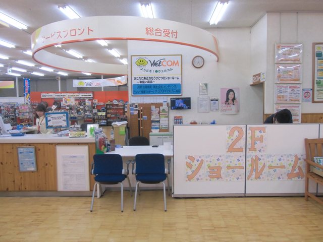 1階にはサービスフロント。洗車のみも大歓迎!!