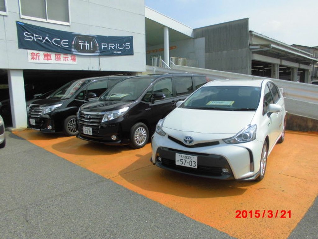 ③ 坂を下った駐車場にも展示車・試乗車がズラリ!