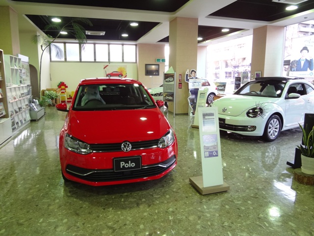 ショールーム：いま旬のお車を展示しております