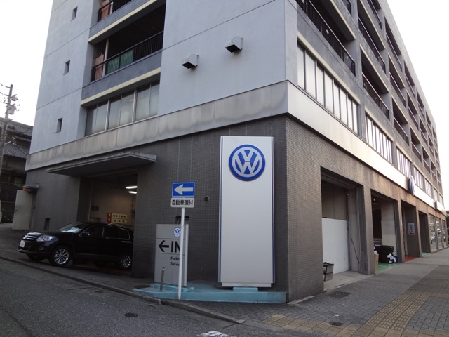 お車でお越しの際は立体駐車場３階をご利用ください