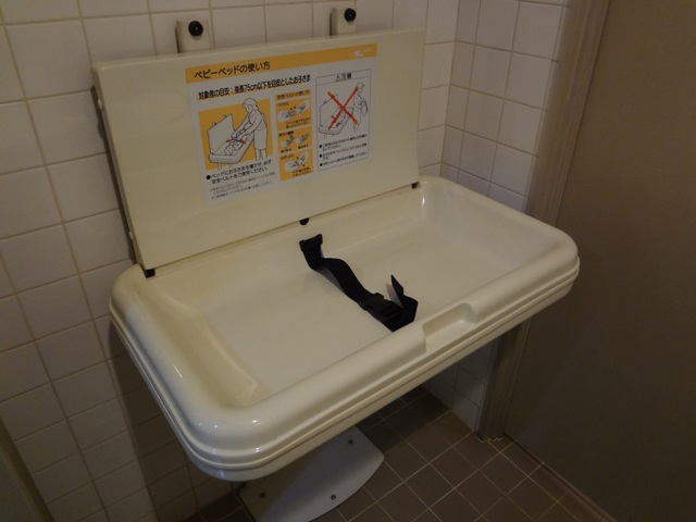 女性用トイレにはおむつ交換台がございます★