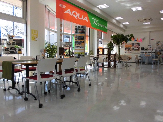 明るくて開放感のある店内でごゆっくりお過ごしください♪